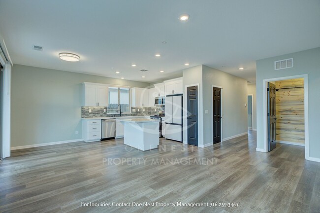 Building Photo - Luxury Living in Lincoln's Sought-After Fo...