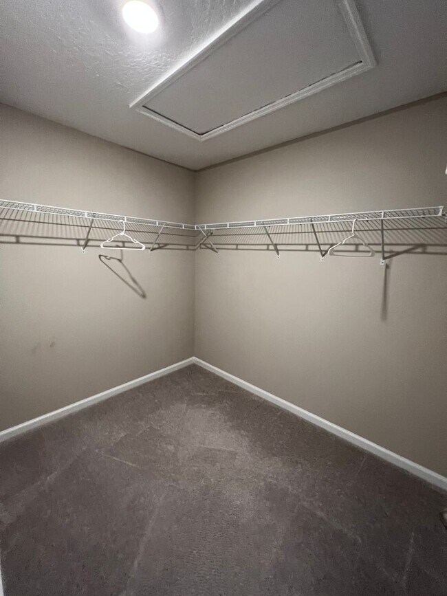 Building Photo - Beautiful 3 Bed 2.5 Bath Townhome with att...