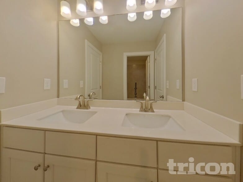 Building Photo - 1990 Woodmont Dr