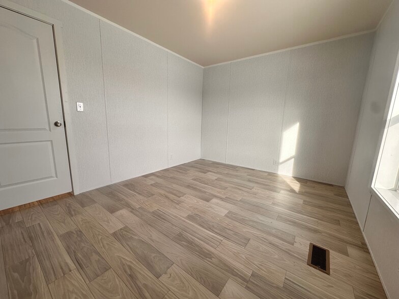 Building Photo - 14 Bing St N