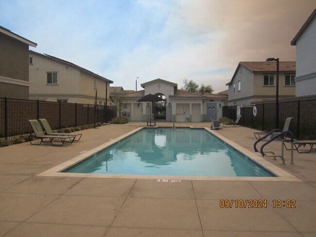 Building Photo - Luxury Townhome in Moreno Valley