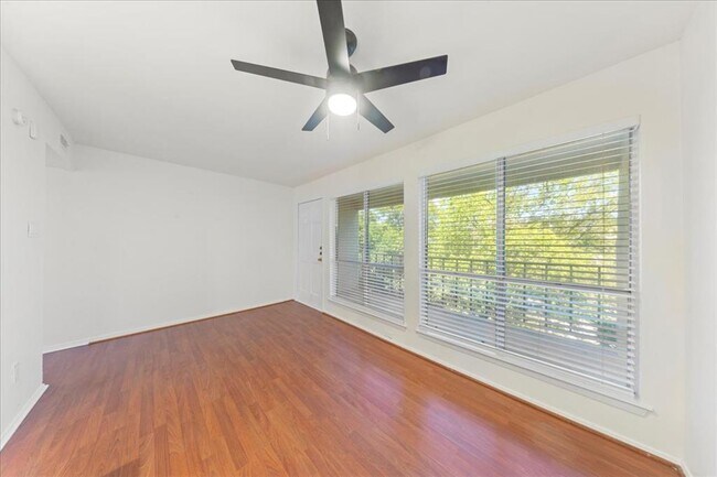 Building Photo - 6910 Hart Ln