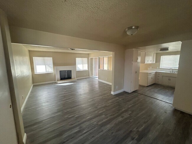 Building Photo - BARSTOW 3 bedroom 2 bath- 2 car garage HOME