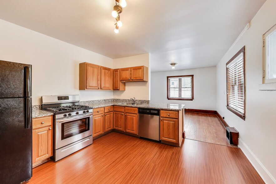 Building Photo - 1424 Lake St