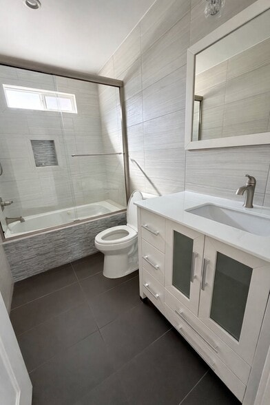 Building Photo - 10622 McVine Ave