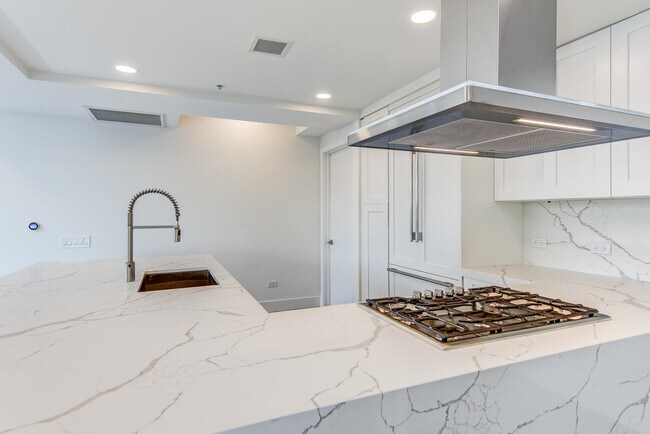Building Photo - 7137 E Rancho Vista Dr