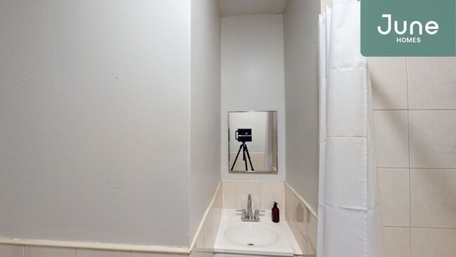 Building Photo - Full room in 3-bed/1.0-bath Home