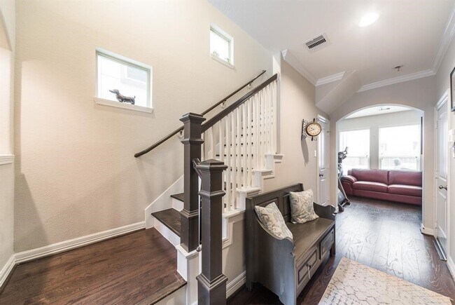 Building Photo - 444 N Live Oak St