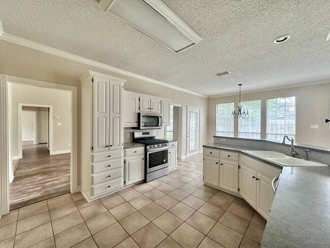 Building Photo - Stunning 3-Bedroom Home in Prime South Tyl...