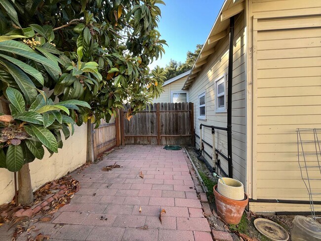 Building Photo - 510 1/2 6th St - PLACEMENT