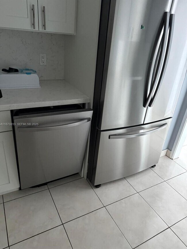 Building Photo - 400 Kings Point Dr