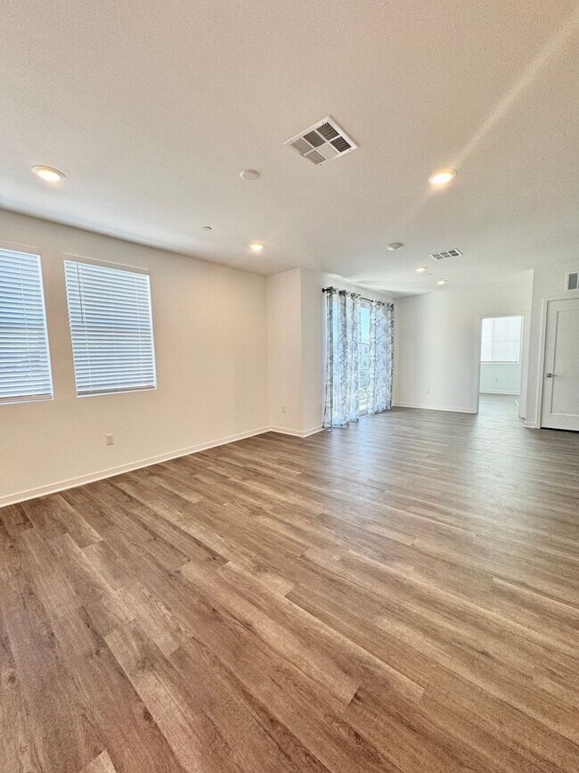 Building Photo - Modern 3B/3B Townhome in Covina