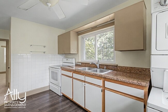 Building Photo - 2550 Woodland Dr