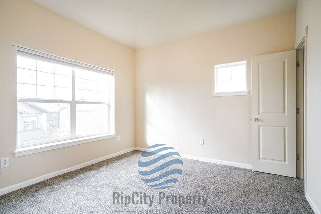 Building Photo - 1090 SW 170th Ave