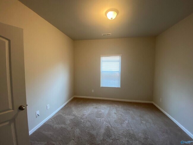 Building Photo - 102 Oak Path Ln