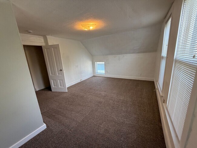 Building Photo - Unique 2-Story Home in Desirable Camas Area!