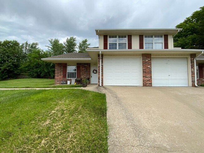 Building Photo - 3 Bedroom 2 Bathroom Duplex