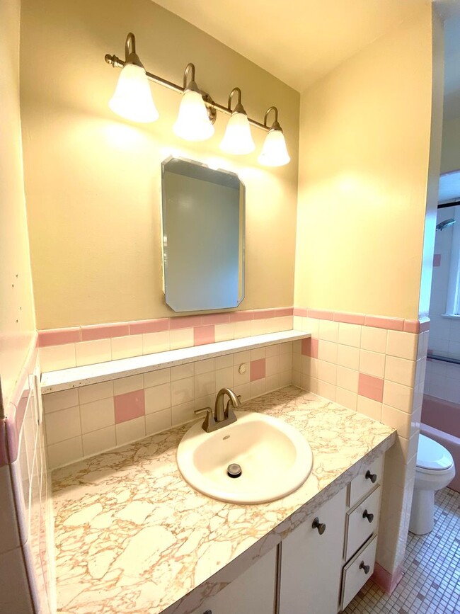 Building Photo - Bright & Breezy 3BR Ranch Ulster Park