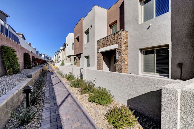 Building Photo - Stunning 3 Bedroom Condo in Summerlin!