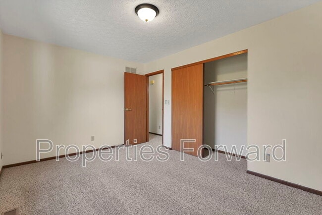 Building Photo - 2246 Shirlene Dr
