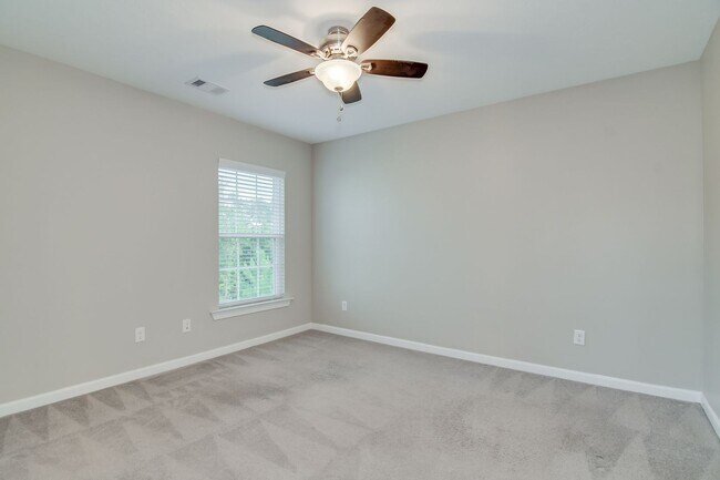 Building Photo - 4 Bedroom 2.5 Bath Canterbury Farms