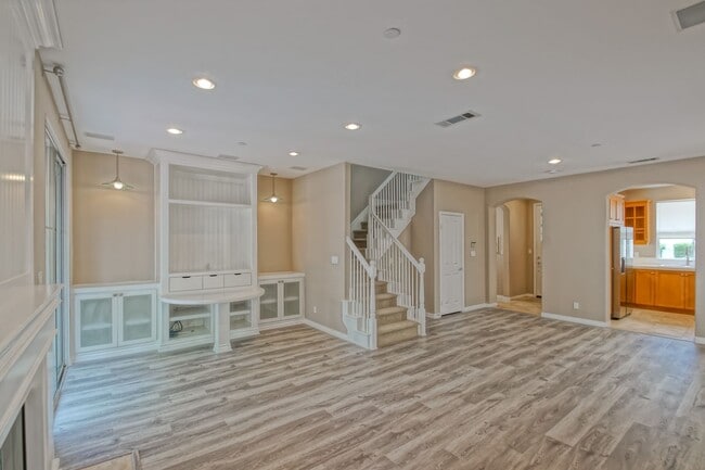 Building Photo - BEAUTIFUL, BRIGHT & AIRY, 3BR2.5BA TOWNHOME ON THE WESTERN-MOST CORNER/END OF THE EXCLUSIVE 1800 ...