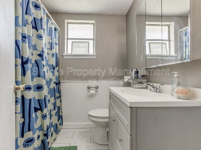 Building Photo - 1234 Iowa St