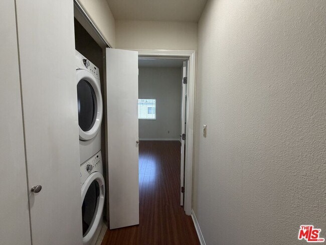 Building Photo - 15024 Magnolia Blvd