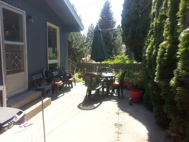 Building Photo - 3 Bd/2 Ba Spacious home on Sunnyside Hill!