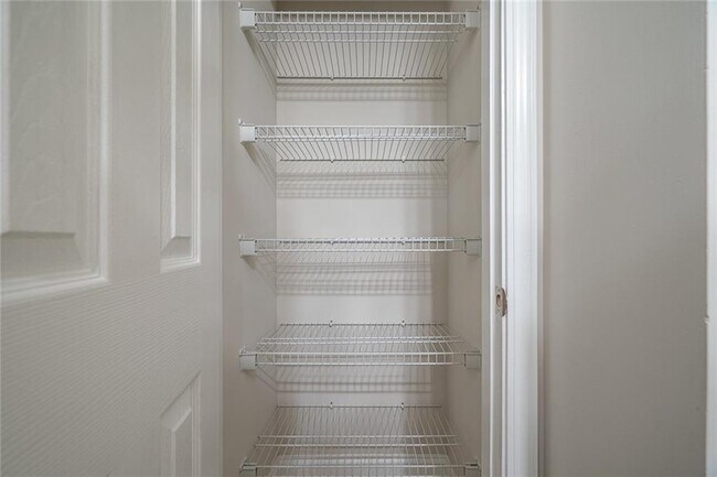 Building Photo - 402 Madison Ln S E