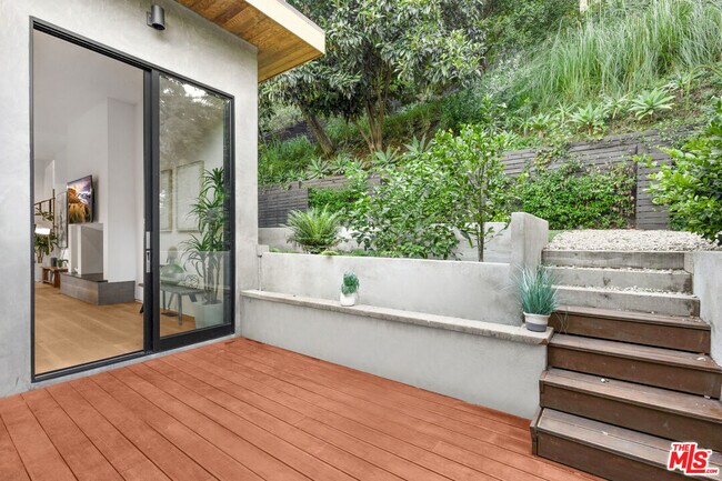 Building Photo - 727 N Beverly Glen Blvd