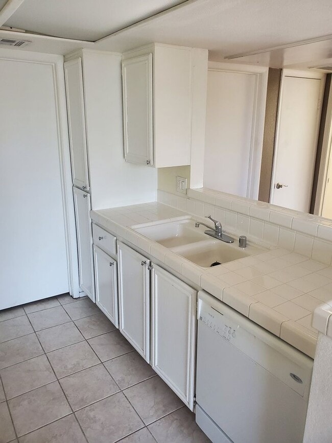 Building Photo - Cute 2 bedroom 2 bath condo