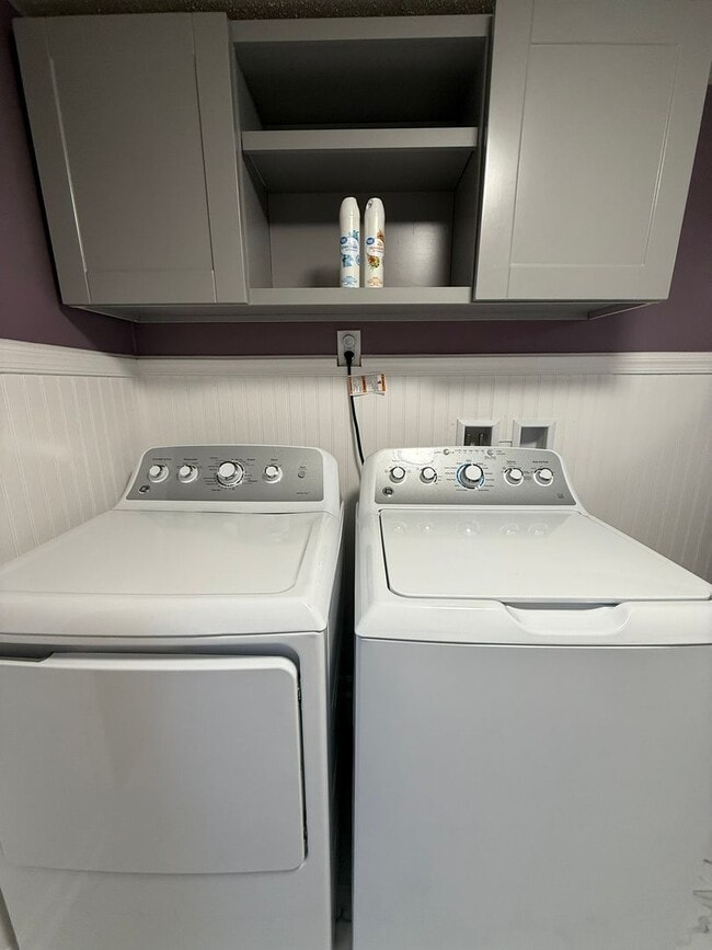 Building Photo - 960 Maple St