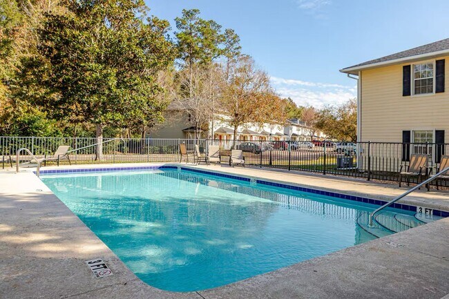 Building Photo - Fully Furnished 3-Bedroom/3-Bath Townhome