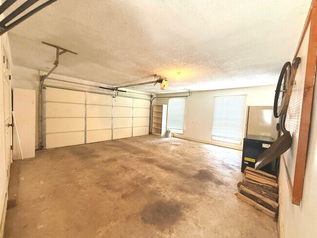 Building Photo - 7849 Meadow Trail Dr
