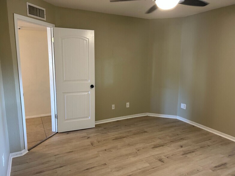 Building Photo - 2933 W Muriel Dr