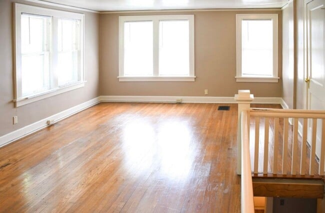 Building Photo - Charming 3-Bed Home with Fireplace & Hardw...