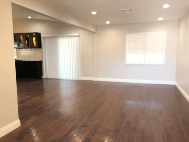 Building Photo - 4 BEDROOM / 2 BATH SINGLE FAMILY HOME W/ CASITA