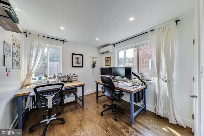 Building Photo - 213 Hawaii Ave NE