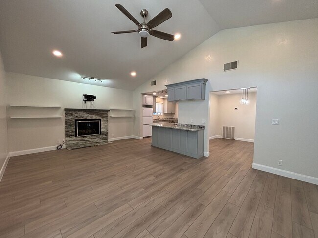Building Photo - SPACIOUS REMODELED HOME FOR RENT!