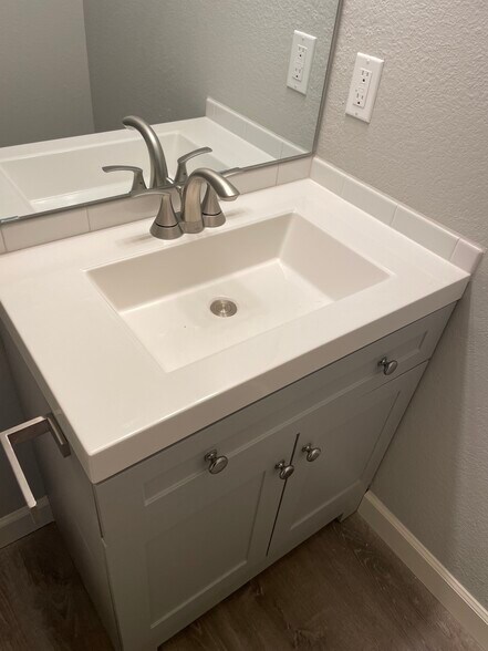 Building Photo - 220 Mount Hope Ct