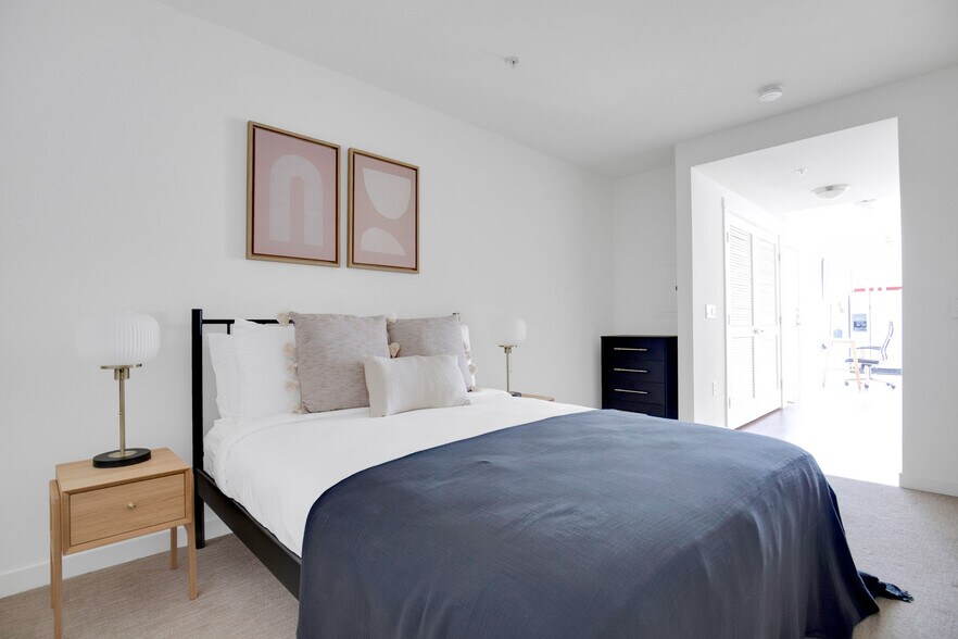 Building Photo - 330 3rd Ave W