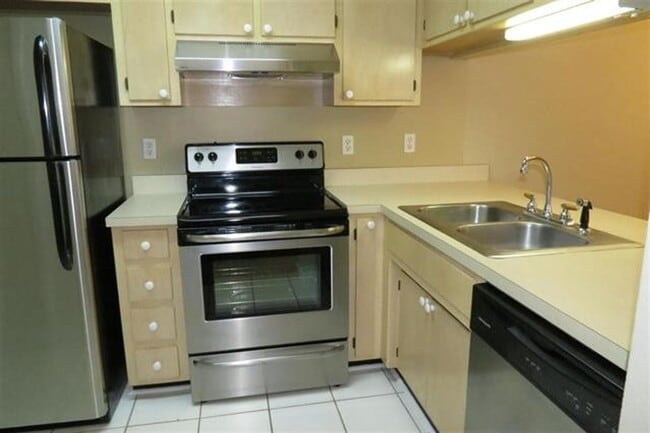 Building Photo - 2BR/2BA Townhome