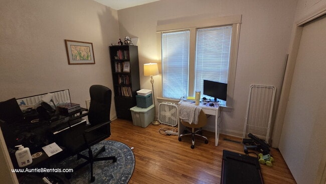 Building Photo - 2 bedroom - Duplex for RENT  Move in Nov 1st