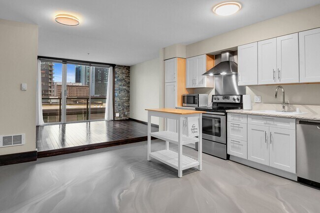 Building Photo - 0bd/1ba Bellevue Condo