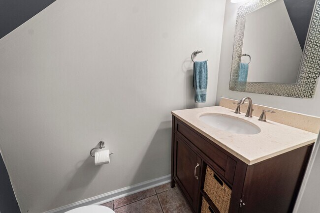 Building Photo - Modern 2 Bed 2 Bath. Only 1 Block Away from Jacksonville Beach. Pet Friendly