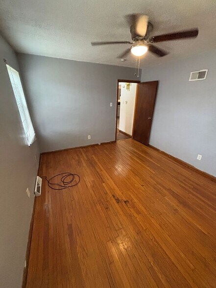 Building Photo - 924 Elias Ave