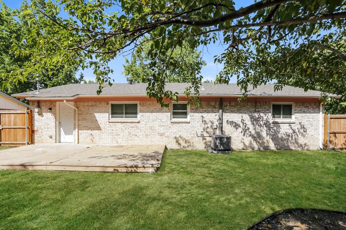 Building Photo - 441 NW Jayellen Ave