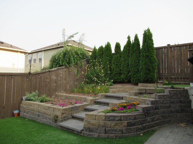 Building Photo - Gorgeous 5 bedroom 2.5 bath home in Lakeland Hills