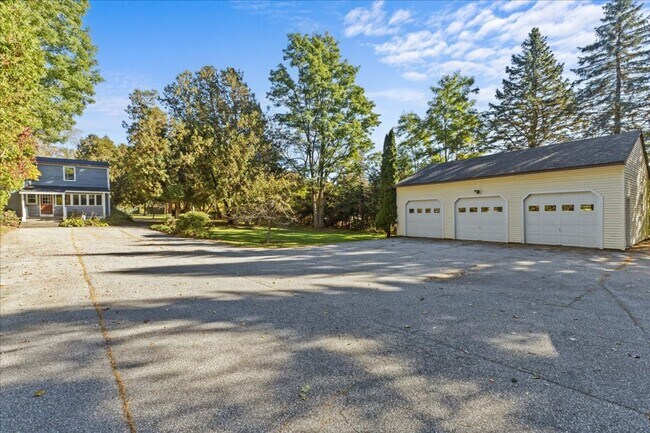 Building Photo - Well-Cared for historic beauty in private setting tucked in the Hill Section